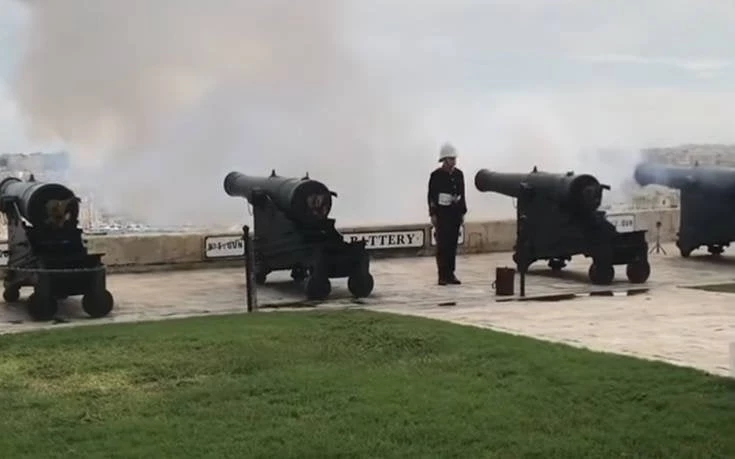 To πιο άτυχο περιστέρι του κόσμου πέρασε μπροστά από… κανονιοβολισμούς (βίντεο)